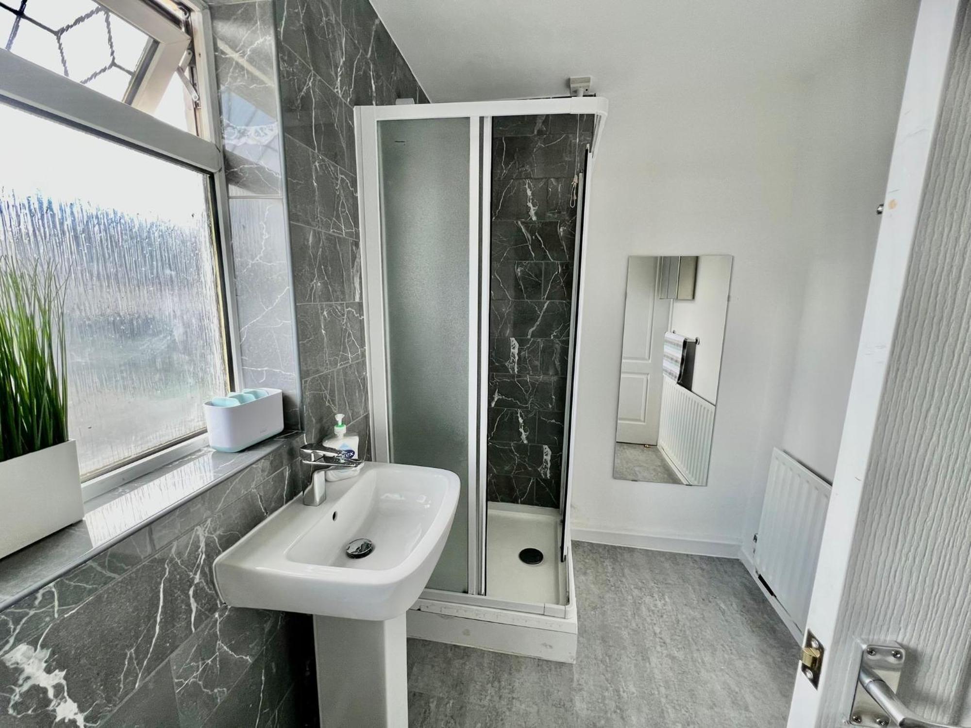 Executive 3 Bedroom Port Talbot Town Centre Margam Sleeps 7 מראה חיצוני תמונה